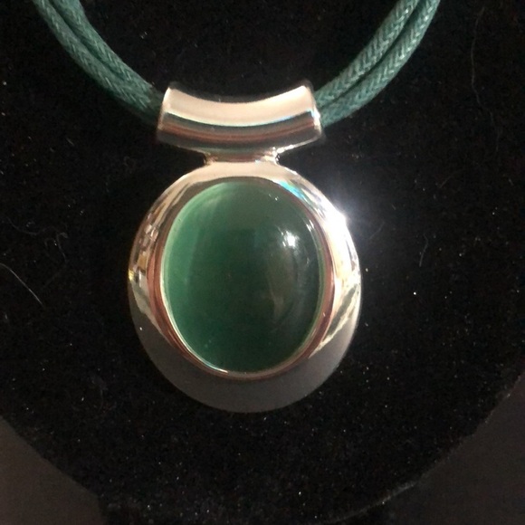 Glass green round stone pendent necklace​ - Picture 2 of 8